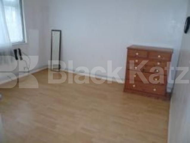 			VIEWINGS HIGHLY RECOMMENDED!!!, 2 Bedroom, 1 bath, 1 reception Flat			 Newnham road, WOOD GREEN N22